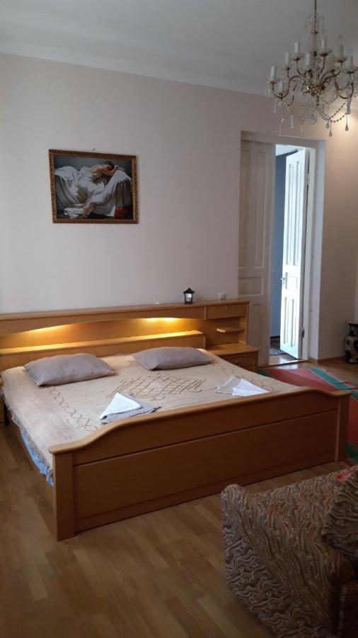 Mero House Koetaisi Buitenkant foto